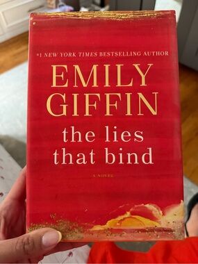 Emily Giffin — The Lies That Bind (Red Hardcover)